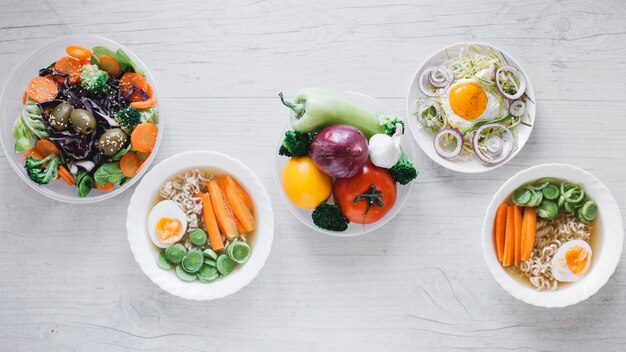 Verduras cerca de platos sabrosos