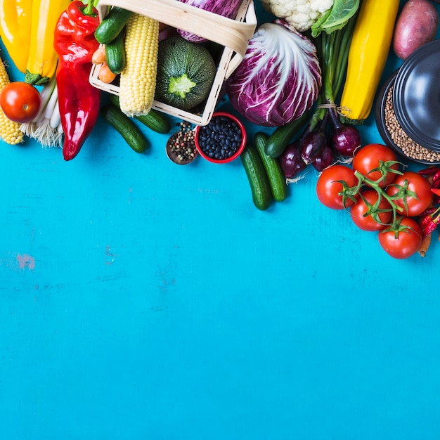 Foto gratuita verduras y cesta