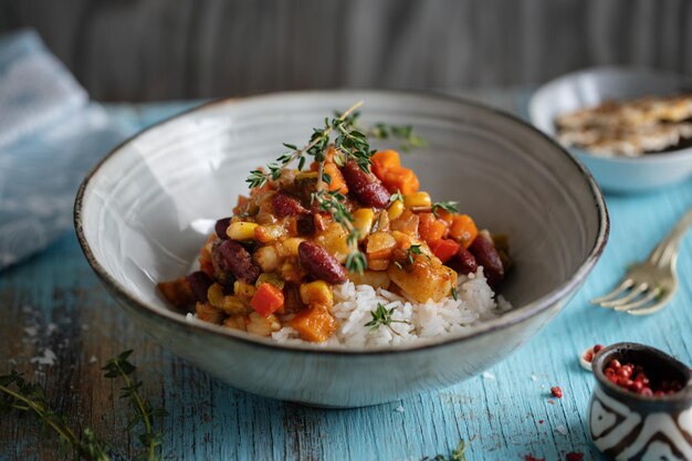 Verduras cocidas con arroz en un bol