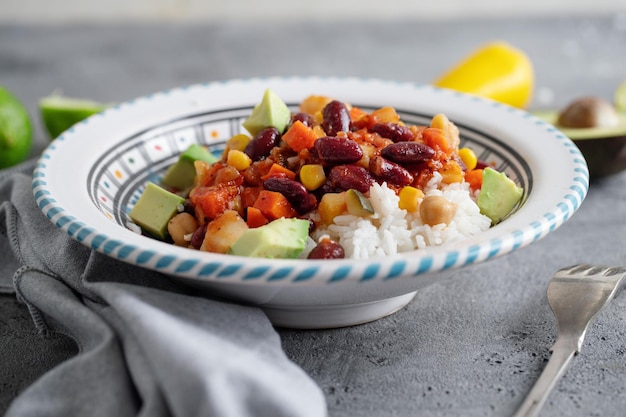 Verduras cocidas con arroz en un bol