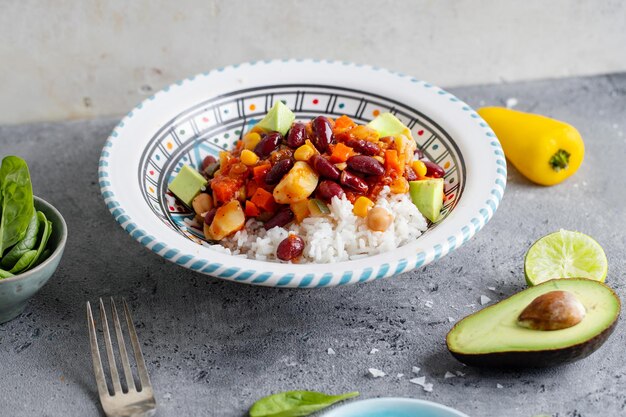 Verduras cocidas con arroz en un bol