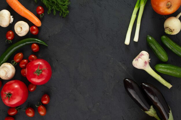 Verduras coloreadas frescas en el escritorio negro