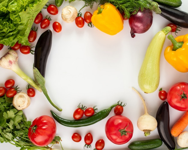 Verduras de colores vegetales frescos de ensalada madura sobre fondo blanco.