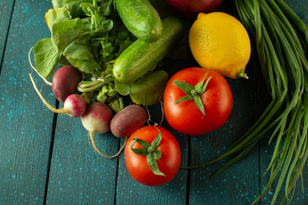 Verduras coloridas ensalada rica en vitaminas maduras como tomates rojos rábano rojo y otros en la superficie verde