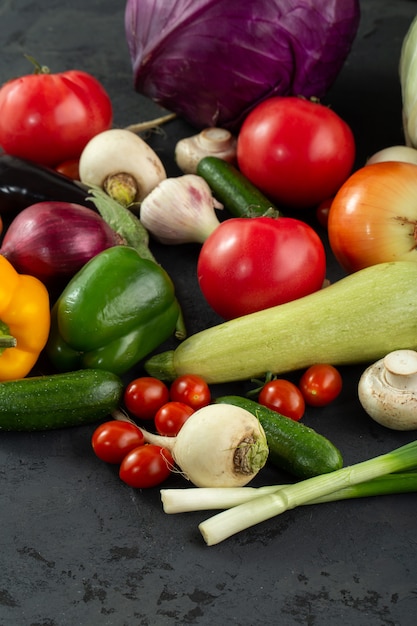 Verduras coloridas verduras ricas en vitaminas ricas en colores sobre fondo oscuro