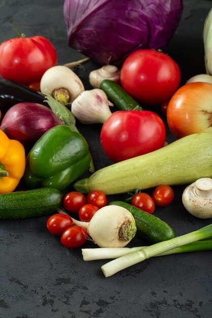 Verduras coloridas verduras ricas en vitaminas ricas en colores sobre fondo oscuro