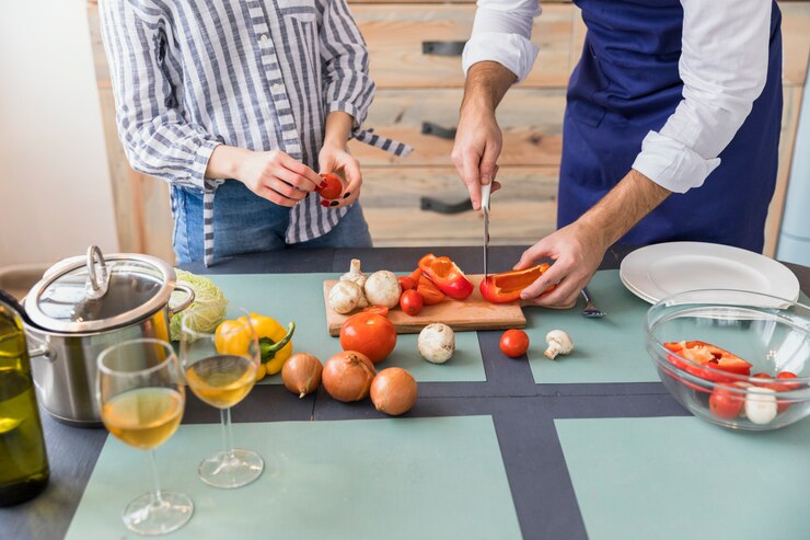 Foto gratuito verduras del corte de los pares en el tablero de madera en la tabla