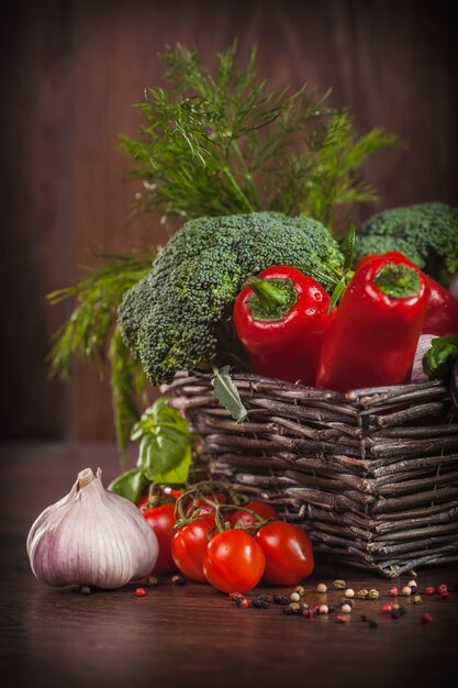 Verduras crudas en canasta de mimbre