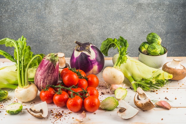 Verduras crudas frescas en la mesa de madera