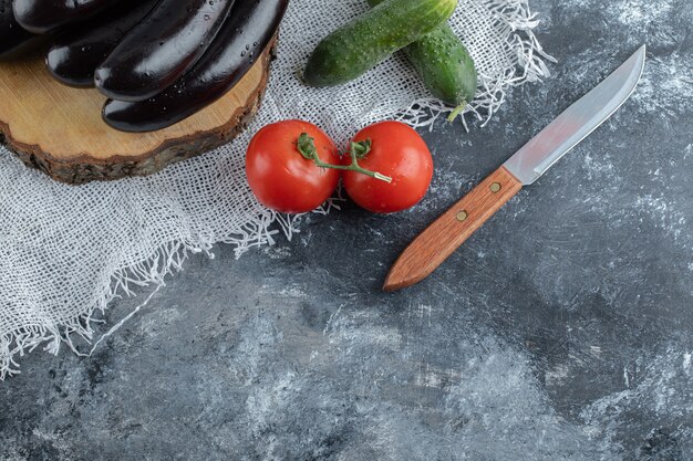 Verduras crudas frescas sobre fondo gris.