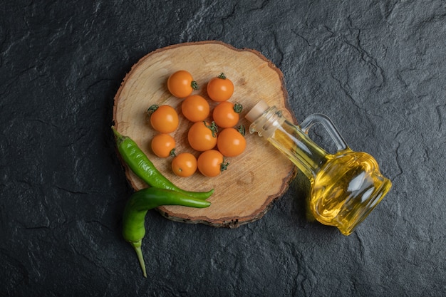 Verduras crudas frescas sobre fondo negro. Foto de alta calidad