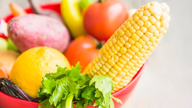 Verduras crudas frescas en un tazón rojo