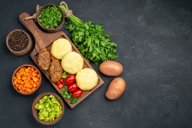 Verduras crudas sobre una tabla de cortar marrón