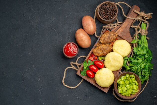 Verduras crudas sobre una tabla de cortar marrón