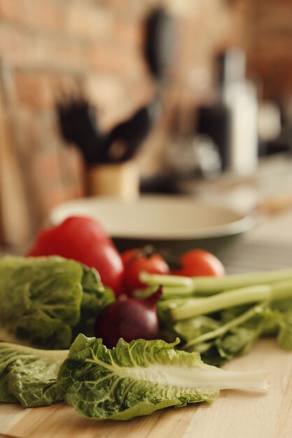 Verduras crudas sobre tabla de madera