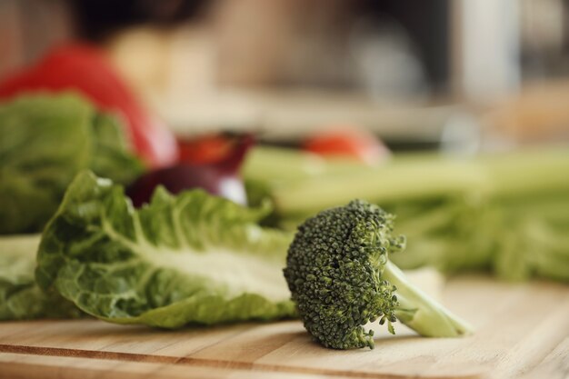 Verduras crudas sobre tabla de madera