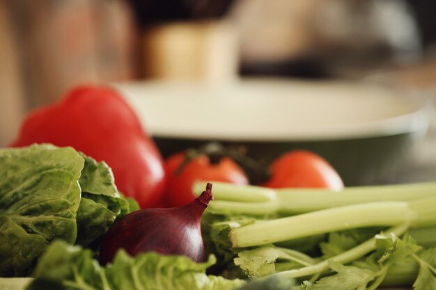 Verduras crudas sobre tabla de madera