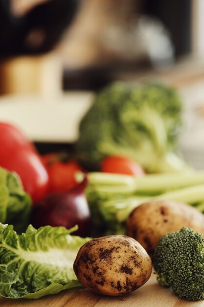 Foto gratuita verduras crudas sobre tabla de madera