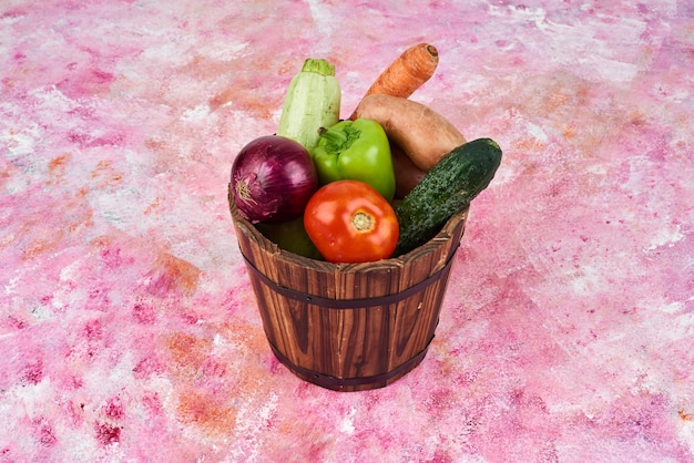 Foto gratuita verduras en el cubo de madera.