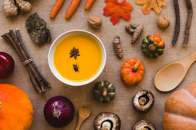 Verduras y cucharas alrededor de la sopa