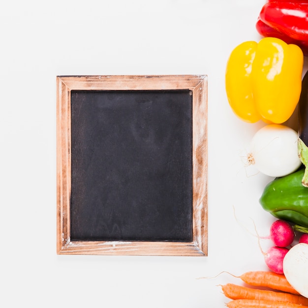 Verduras deliciosas y pizarra