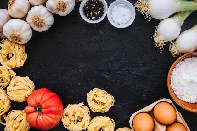 Verduras e ingredientes de pasta cerca de tagliatelle