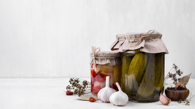 Foto gratuita verduras en escabeche con fondo blanco