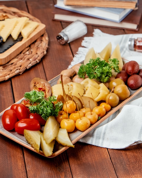 Verduras en escabeche sobre la mesa