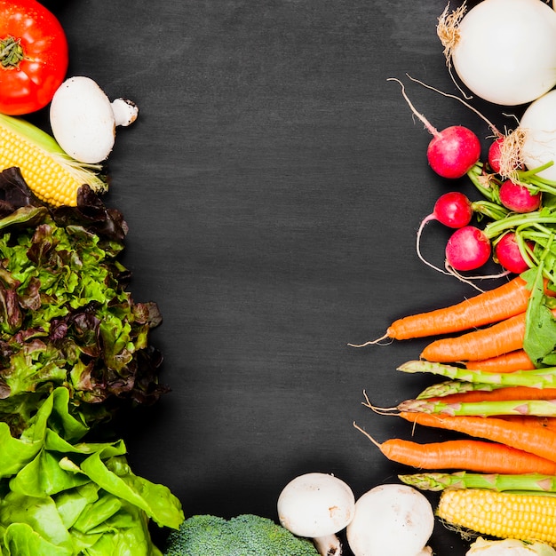 Foto gratuita verduras con espacio en medio