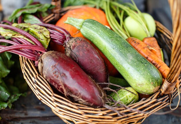 Verduras de fondo de alimentos orgánicos frescos en la cesta