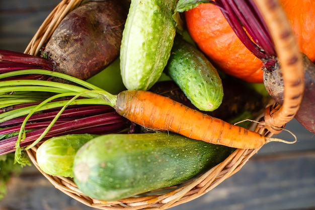 Verduras de fondo de alimentos orgánicos frescos en la cesta