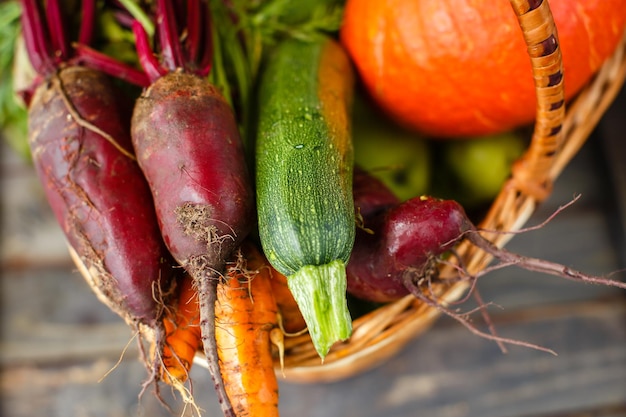 Verduras de fondo de alimentos orgánicos frescos en la cesta