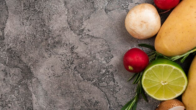 Verduras en el fondo de estuco