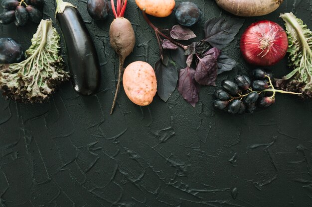 Verduras en el fondo de yeso de corteza