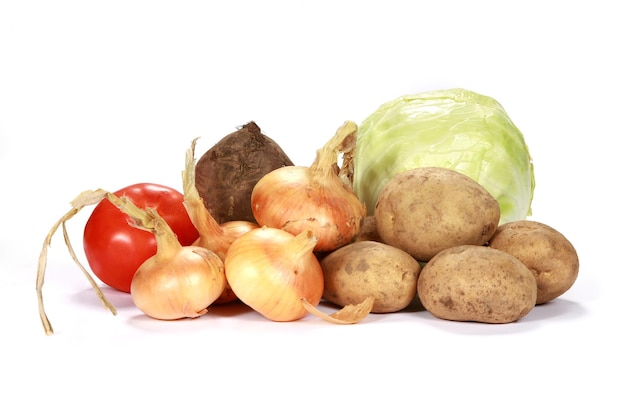 Verduras frescas aislado sobre un fondo blanco.