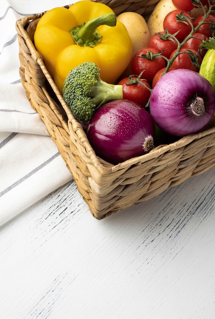 Foto gratuita verduras frescas de alto ángulo en la cesta
