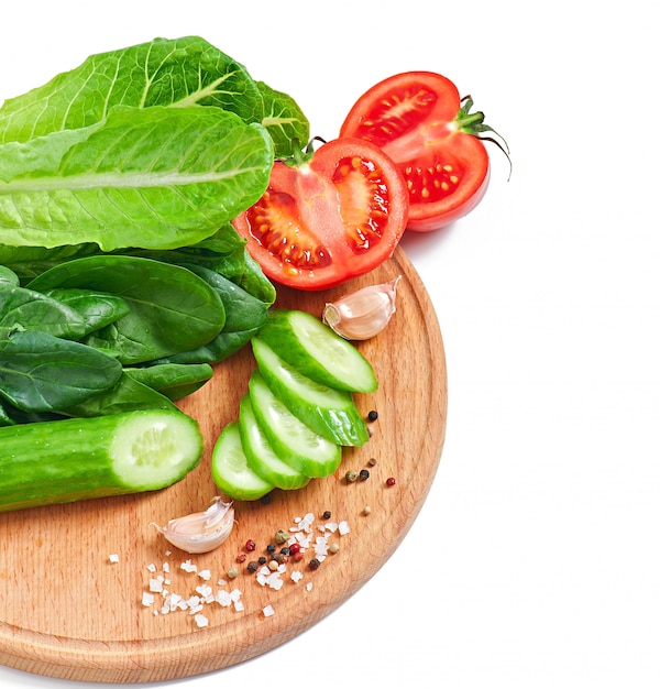 Verduras frescas en blanco