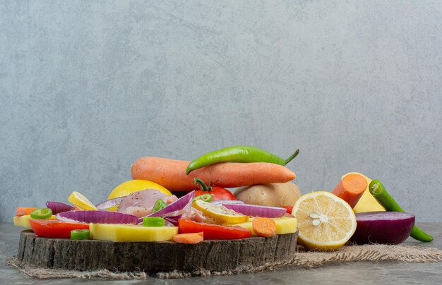 Verduras frescas con carne de pollo en cilicio. Foto de alta calidad