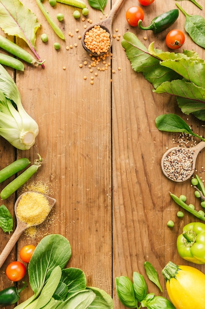 Foto gratuita verduras frescas colocadas en mesa de madera