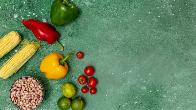 Verduras frescas y coloridas para la cocina mexicana.