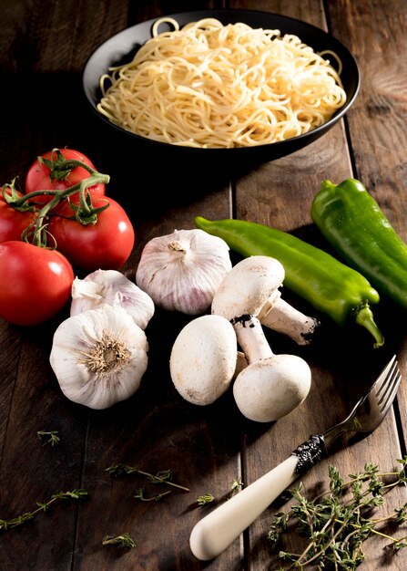 Foto gratuita verduras frescas para comida italiana en el escritorio