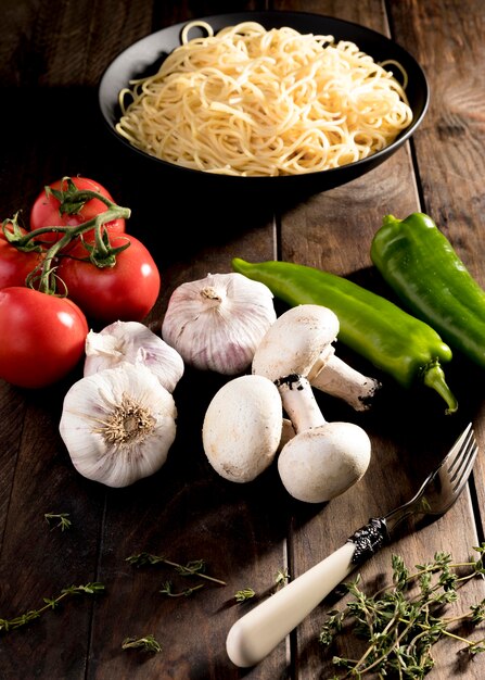 Verduras frescas para comida italiana en el escritorio