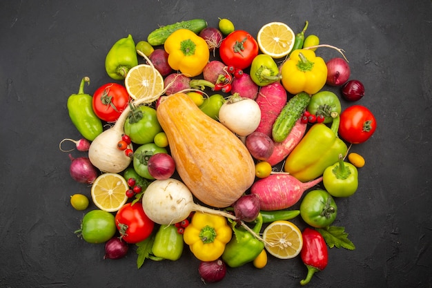 Verduras frescas de composición vegetal de vista superior con calabaza sobre un fondo oscuro