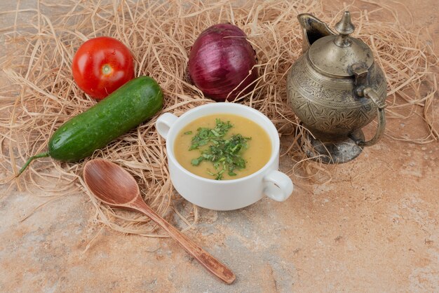 Verduras frescas con deliciosa sopa en mármol