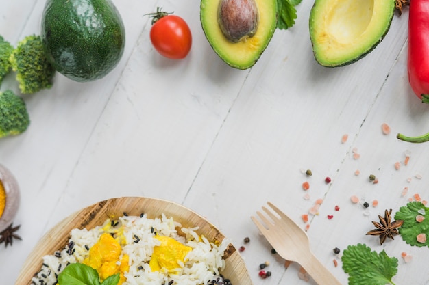 Verduras frescas y desayuno dispuestos en superficie blanca con espacio para texto