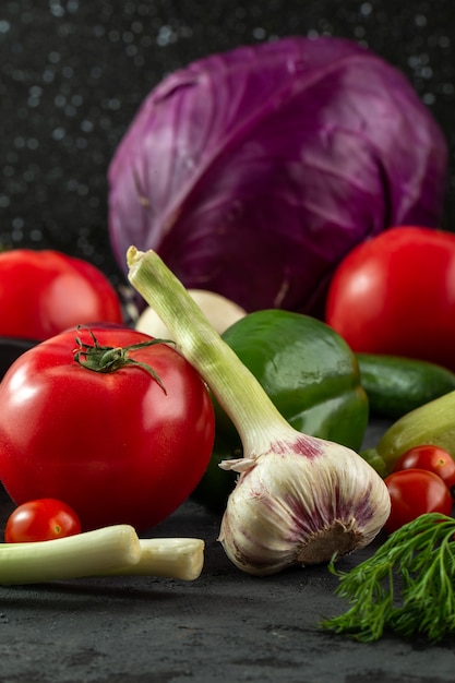 Verduras frescas ensalada de verduras ricas en vitaminas de colores sobre fondo gris