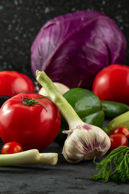 Verduras frescas ensalada de verduras ricas en vitaminas de colores sobre fondo gris