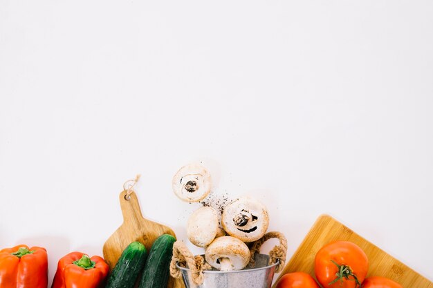 Verduras frescas y espacio arriba