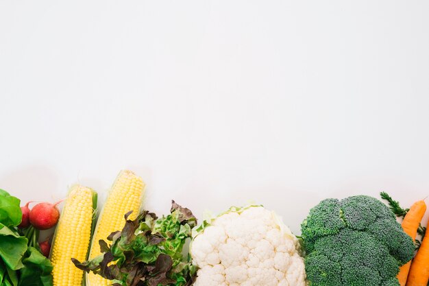 Verduras frescas con espacio arriba