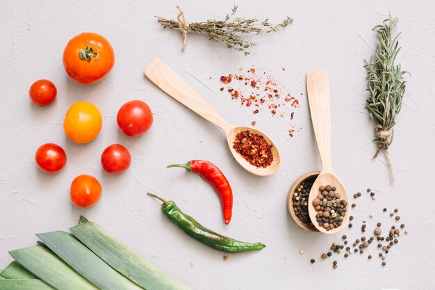 Verduras frescas y especias en cucharas